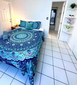 好莱坞Southwinds Inn by The Gold Nests的卧室配有1张床,铺有瓷砖地板。