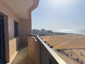 达喀尔Oasis, Seaside的从大楼的阳台上可欣赏到海滩景色