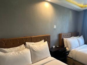 纽约麦迪逊LES酒店的酒店的客房 - 带2张带白色枕头的床