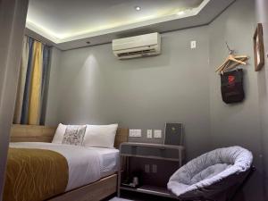 纽约麦迪逊LES酒店的卧室配有一张床和空调