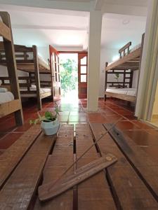CalabazoSantuario Tayrona Hostel的一间房间,地板上摆放着几件木饰品