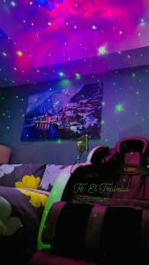 马尼拉Azure Urban Residences的一间设有紫色天花板的床的客房