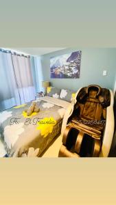 马尼拉Azure Urban Residences的一间卧室,床上有背包