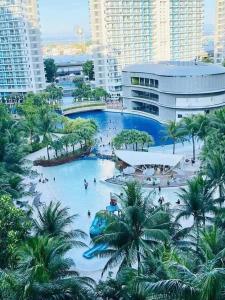 马尼拉Azure Urban Residences的城市里一个大型游泳池,里面的人