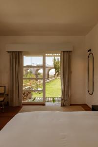 阿雷基帕La Posada del Puente的一间卧室配有一张床,享有桥梁的景致