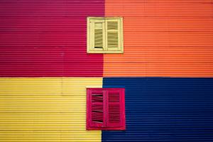 布宜诺斯艾利斯Charming Studio in the Heart of La Boca - Caminito的两扇窗户上的多彩墙