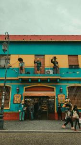 布宜诺斯艾利斯Charming Studio in the Heart of La Boca - Caminito的一群人站在建筑物外