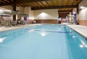 肖尔维伊北圣保罗/肖尔维伊贝斯特韦斯特PLUS酒店的在酒店房间的一个大型游泳池