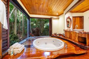 蒙特维尔湖滨风光酒店的带浴缸的浴室和大窗户