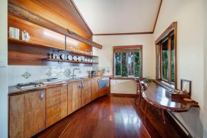 蒙特维尔湖滨风光酒店的铺有木地板的厨房,配有木制橱柜。