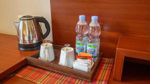 梭罗Lorin Dwangsa Solo Hotel的一个带两瓶水和搅拌机的托盘