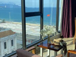 芽庄Happy Light Hotel Nha Trang的海景客房 - 带桌子