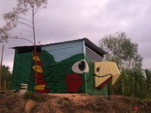 米卡Miradores Del Oso Perezoso的一面有画的房子