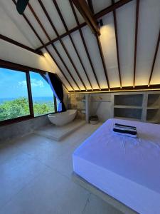 乌鲁瓦图Divinity Villas - Uluwatu, Bali的卧室配有床、浴缸和窗户。