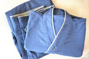 那霸Hotel Pescatore Okinawa的一件蓝色牛仔衫的近身衣