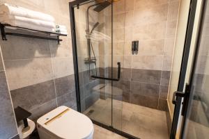 龙胜麦田间民宿Terrace View Hotel的浴室设有玻璃淋浴间和卫生间