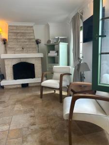 马尔马里斯马尔马里斯奥达8号度假屋的客厅设有壁炉、沙发和椅子