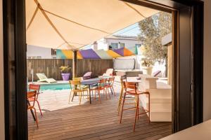 诺亚芒提亚La Chaize - Villa, Suites & Spa的一个带桌椅的庭院和一个游泳池