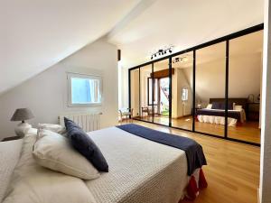 诺哈El Camarote - 6019的卧室配有一张大白床和大镜子