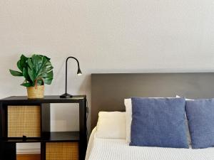 诺哈El Camarote - 6019的卧室,卧室配有一张睡台上种植植物的床