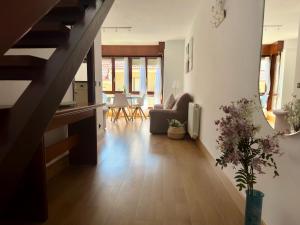 诺哈El Camarote - 6019的客厅设有楼梯、沙发和桌子