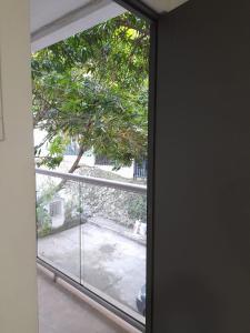 卡塔赫纳Apartaestudio Cartagena 2P的享有树景的开放式窗户