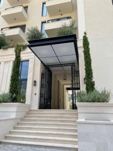 贝西奇CASA AL MARE RESIDENCE的拥有楼梯和植物的建筑入口