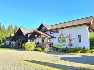 沃拉内特Clematis House的白色的建筑,有 ⁇ 帽屋顶