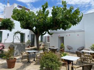 代尔特布雷Les Filles (antiga Fonda de la Parra)的庭院配有桌椅和一棵树