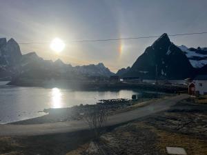 雷讷Lofoten Villa的山 ⁇ 的河流上的日落