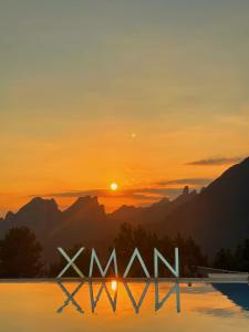 张家界XMAN Valley Sunrise Resort的日落前的 ⁇ 号