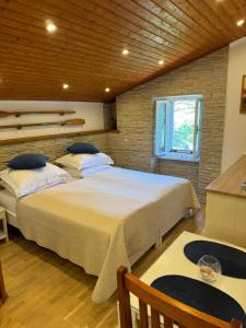 木洛希尼Studio Lorena的一间卧室设有两张床和窗户。