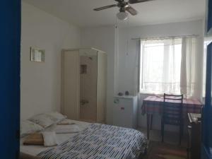库萨达斯Ecer Pansiyon的一间卧室设有一张床、一个窗口和一张桌子