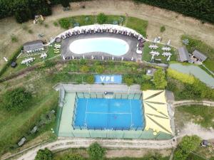 卡斯泰洛城Agriturismo Villa Paradiso Esotico的公园内游泳池的空中景观