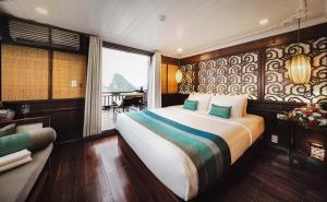 下龙湾下龙巴雅观光船的酒店客房设有一张大床和一张沙发。