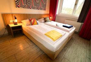 萨尔布吕肯玛德琳纳拜尔酒店的窗户客房内的一张大床