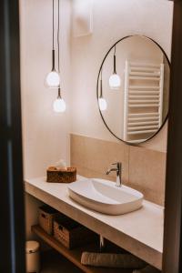 施瓦岑贝格Hotel Marvia的一间带水槽和镜子的浴室