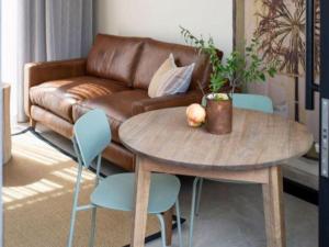 比勒陀利亚Brooklyn Blok的客厅配有桌子和沙发