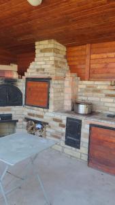 DezmirGiulia Home的户外厨房配有炉灶和桌子