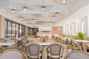 长滩岛Mandarin Nest Boracay的用餐室设有桌椅和窗户。