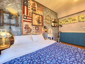 台中市一中安心租 有統編收據 現場有人員接待的一间卧室配有一张床和一面挂有美国国旗的墙壁
