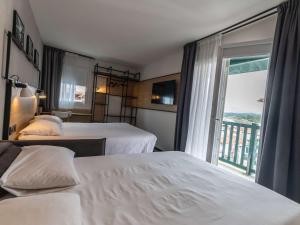 西布勒圣让德吕兹锡布尔宜必思酒店的酒店客房设有两张床和窗户。
