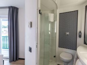 西布勒圣让德吕兹锡布尔宜必思酒店的一间带卫生间和玻璃淋浴间的浴室