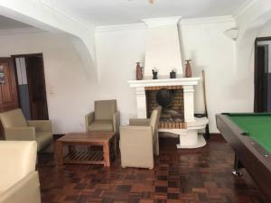 塔那那利佛意阿瑞姆巴托酒店的客厅设有壁炉和台球桌。