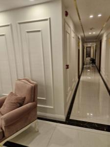 伊斯坦布尔Mr BEYAZ HOTEL的大楼内带椅子的走廊