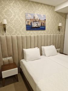伊斯坦布尔Mr BEYAZ HOTEL的一间卧室配有两张床,还有一张船景