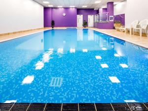 特尔福德Mercure Telford Centre Hotel的蓝色海水大型游泳池