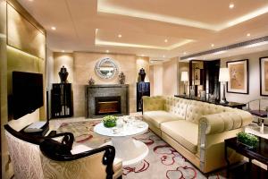 上海静安凯宾斯基全套房酒店的带沙发和壁炉的客厅