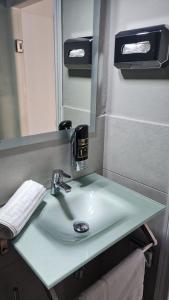埃尔阿雷纳尔SB Arenal的一间带水槽和镜子的浴室