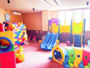 涩川市Ikaho Kids Paradise Hotel - Vacation STAY 56072v的游戏室,拥有多种不同的游戏设备
